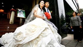 Váy cưới làm bằng giấy