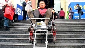Xe lăn leo cầu thang