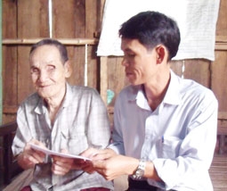 Trao tiền từ thiện