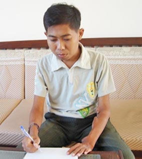 Trao tiền từ thiện