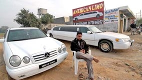 Nghèo nhưng đi toàn xe limousine