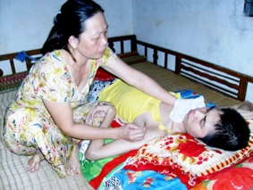 Chàng trai 22 tuổi nằm liệt giường
 vì tai nạn giao thông