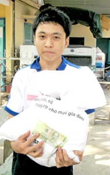 Trao tiền từ thiện
