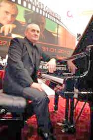 Chơi piano liên tục 101 giờ