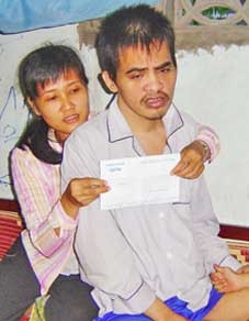 Trao tiền từ thiện