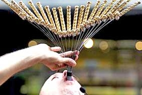 Nuốt 18 lưỡi gươm cùng lúc