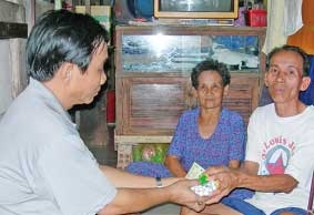 Trao tiền từ thiện