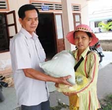 Trao tiền từ thiện