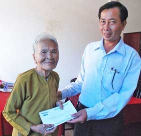 Trao tiền từ thiện