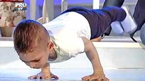 Thành tích mới của lực sĩ nhí