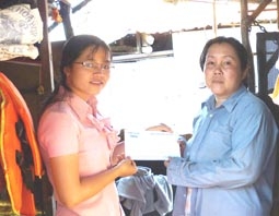 Trao tiền từ thiện