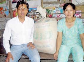 Trao tiền từ thiện