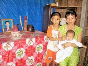 Trao tiền từ thiện