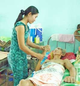 Một cụ ông bị tai nạn, gia cảnh khốn khó