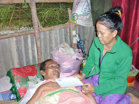 Trao tiền từ thiện