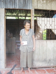 Trao tiền từ thiện