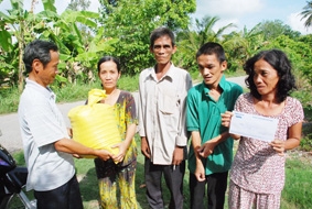 Trao tiền từ thiện