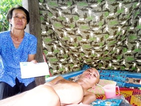 Trao tiền từ thiện