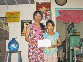 Trao tiền từ thiện