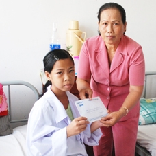 Trao tiền từ thiện