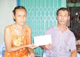 Trao tiền từ thiện