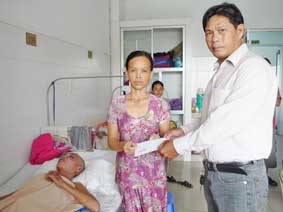 Trao tiền từ thiện