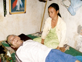 Cuộc sống kham khổ của hai cha con bệnh tật