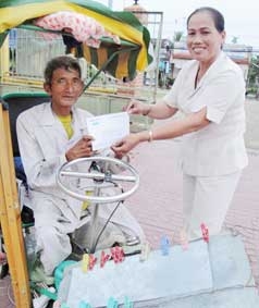 Trao tiền từ thiện