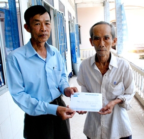 Trao tiền từ thiện