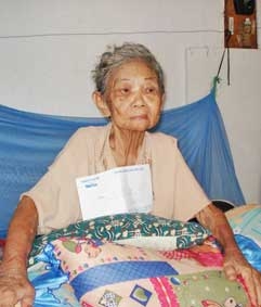 Trao tiền từ thiện