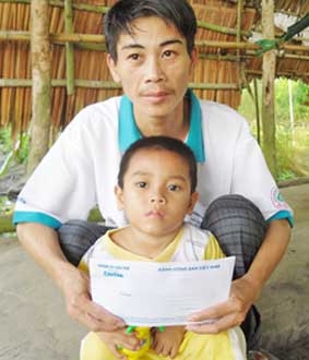 Trao tiền từ thiện