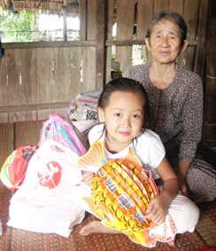 Trao tiền từ thiện