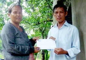 Trao tiền từ thiện