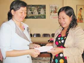 Trao tiền từ thiện
