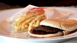 Bánh hamburger 6 tháng vẫn không hư