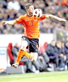 TIỀN ĐẠO HUNTELAAR
Từng bước khẳng định mình