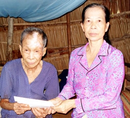 Trao tiền từ thiện