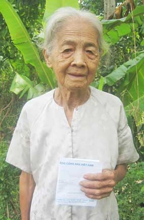 Trao tiền từ thiện