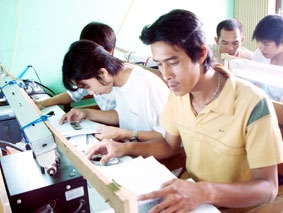 Trang bị nghề, việc làm cho lao động ngoại thành