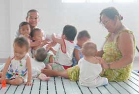 Trao tiền từ thiện