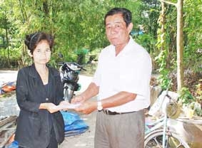 Trao tiền từ thiện