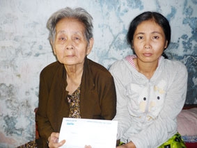 Trao tiền từ thiện