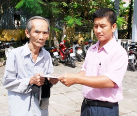 Trao tiền từ thiện