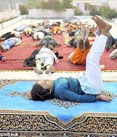 “Sư phụ” dạy yoga 
nhỏ tuổi nhất thế giới