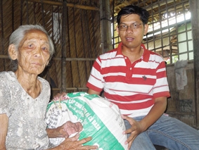 Trao tiền từ thiện