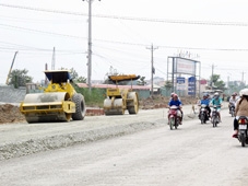Tráng nhựa đoạn từ cầu Quang Trung đến nút giao IC3 trước Tết