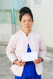 Trao tiền từ thiện