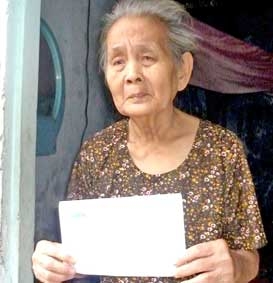 Trao tiền từ thiện