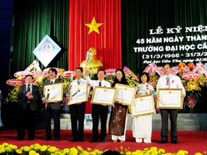 Kỷ niệm 45 năm
thành lập Trường Đại học Cần Thơ