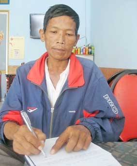 Trao tiền từ thiện